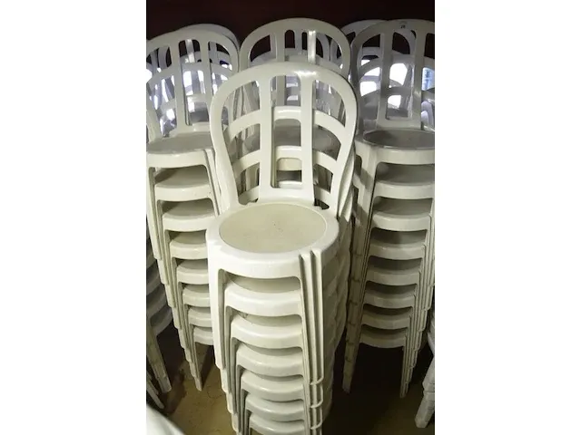 39 wit pvc stoelen (1140) - afbeelding 3 van  4