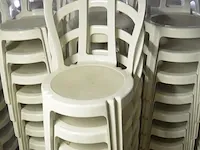 39 wit pvc stoelen (1140) - afbeelding 3 van  4