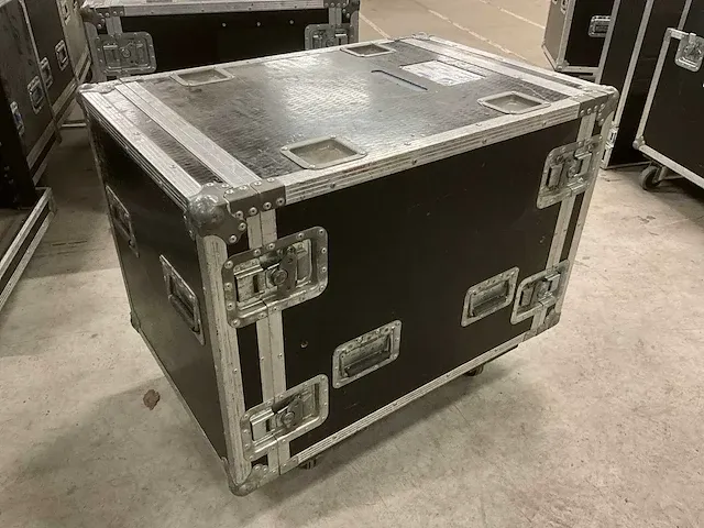 3x 19” rack in verrijdbare flightcase, tot afm plm 88 x 59 x 74cm - afbeelding 1 van  8