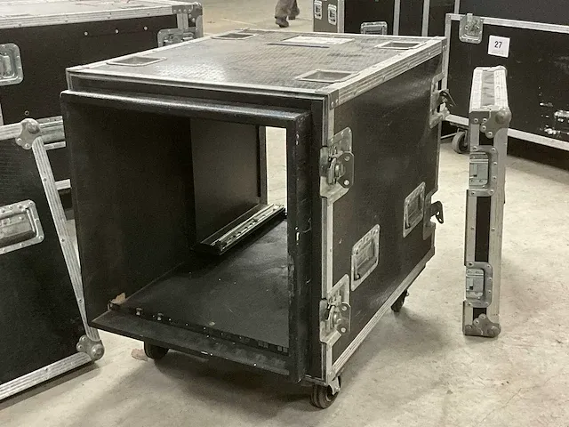 3x 19” rack in verrijdbare flightcase, tot afm plm 88 x 59 x 74cm - afbeelding 2 van  8