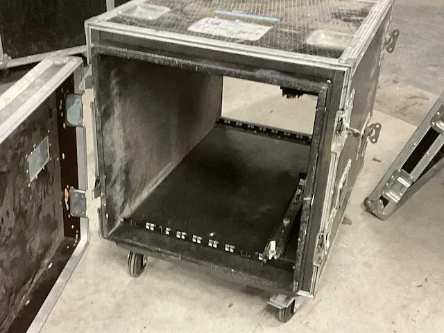 3x 19” rack in verrijdbare flightcase, tot afm plm 88 x 59 x 74cm - afbeelding 3 van  8