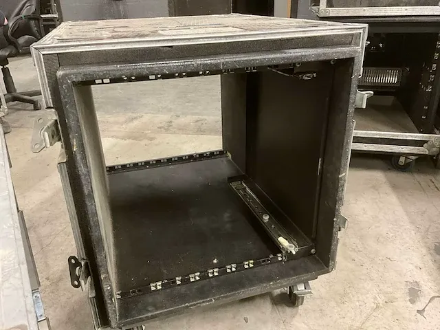 3x 19” rack in verrijdbare flightcase, tot afm plm 88 x 59 x 74cm - afbeelding 4 van  8