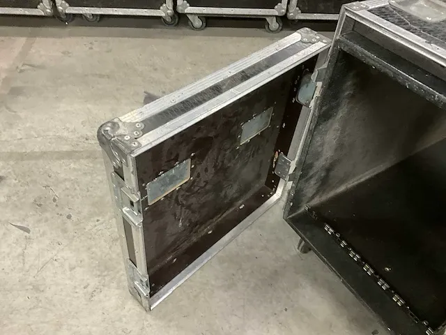 3x 19” rack in verrijdbare flightcase, tot afm plm 88 x 59 x 74cm - afbeelding 5 van  8