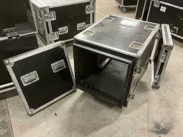 3x 19” rack in verrijdbare flightcase, tot afm plm 88 x 59 x 74cm - afbeelding 6 van  8
