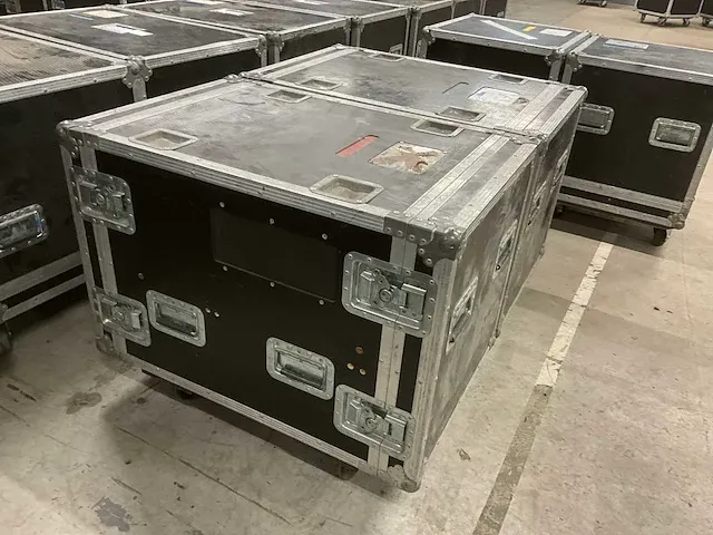 3x 19” rack in verrijdbare flightcase, tot afm plm 88 x 59 x 74cm - afbeelding 7 van  8