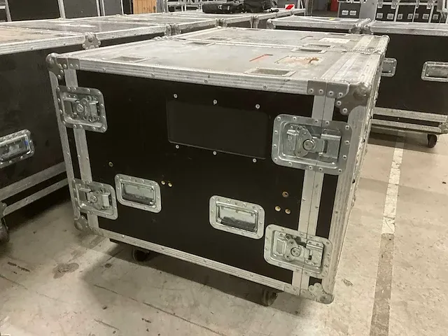 3x 19” rack in verrijdbare flightcase, tot afm plm 88 x 59 x 74cm - afbeelding 8 van  8