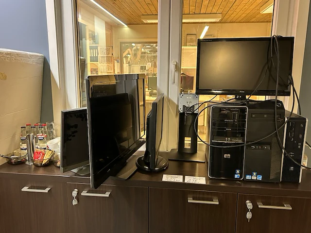 3x desktop, 4 schermen - afbeelding 1 van  4
