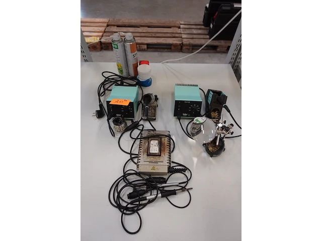 3x diverse soldeerapparaten weller - afbeelding 1 van  8