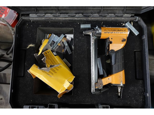 3x diverse tackers/nietjespistool - afbeelding 2 van  4