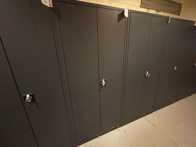 3x donkergrijze metalen 2-deurskast - afbeelding 1 van  4