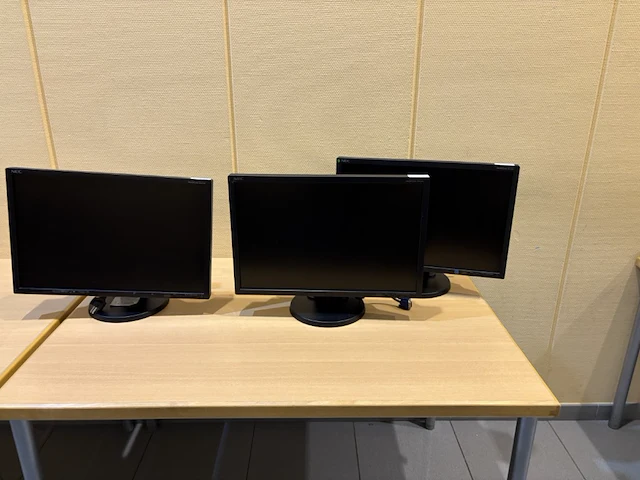 3x monitor 22" nec - afbeelding 2 van  5