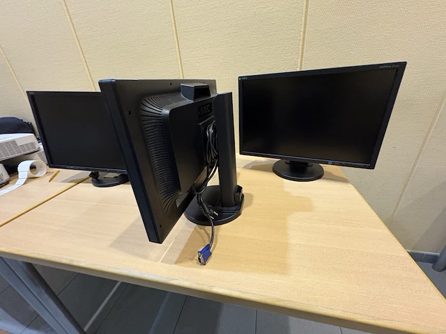 3x monitor 22" nec - afbeelding 3 van  5