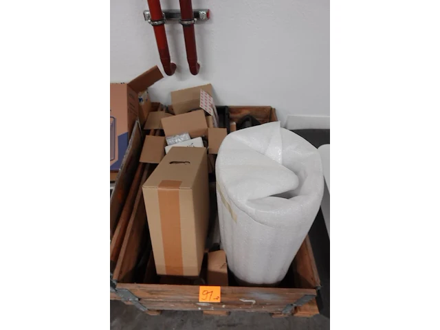 3x pallet + inhoud - afbeelding 1 van  10