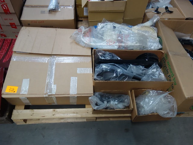 3x pallet spatborden + doos reparatietubes - afbeelding 1 van  10