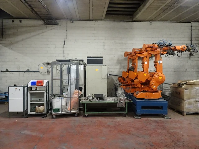 3x robot abb with contoller and cabinet - afbeelding 1 van  9