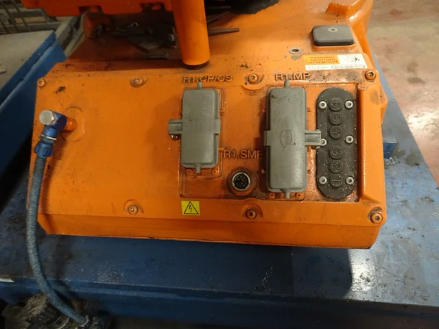 3x robot abb with contoller and cabinet - afbeelding 4 van  9