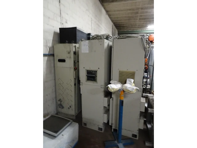 3x robot abb with contoller and cabinet - afbeelding 6 van  9