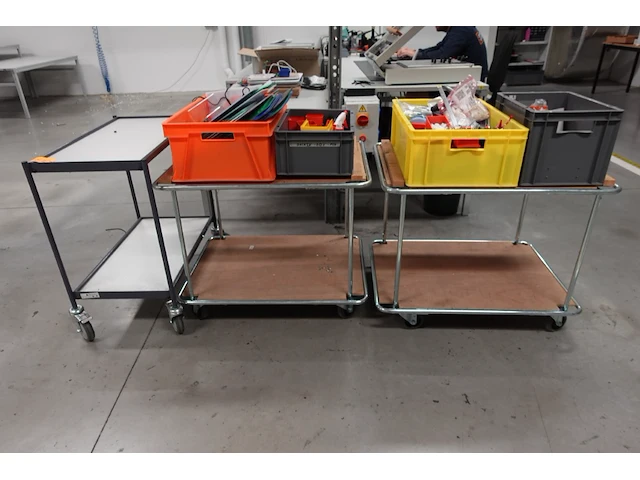 3x verrijdbare kar + inhoud - afbeelding 1 van  3