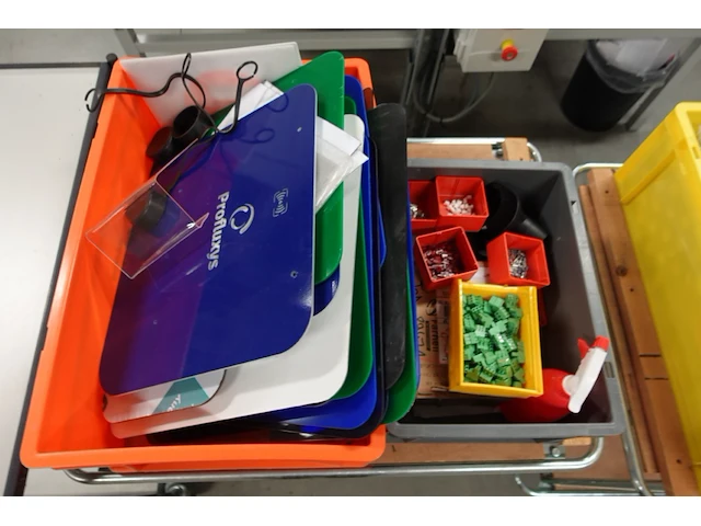 3x verrijdbare kar + inhoud - afbeelding 2 van  3