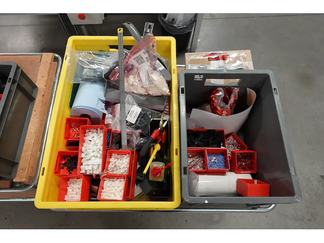 3x verrijdbare kar + inhoud - afbeelding 3 van  3