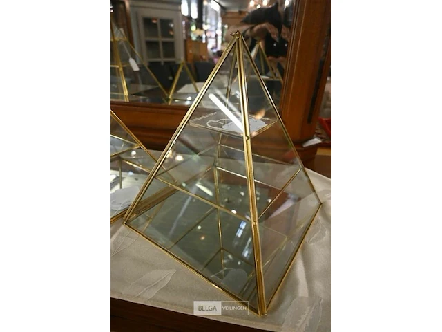 3x vitrine pyramide diverse afmetingen - afbeelding 2 van  5