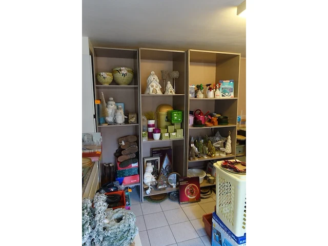 3x volledige inhoud kast + diverse decoratie - afbeelding 1 van  16