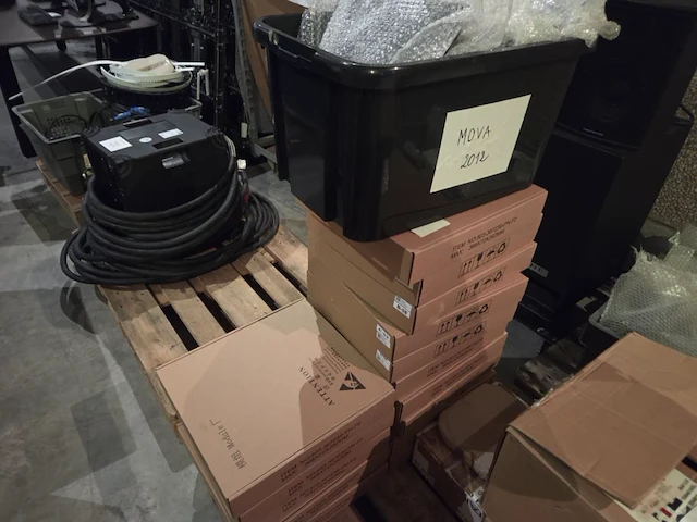 4 alu frames met groot lot led schermen - afbeelding 11 van  17