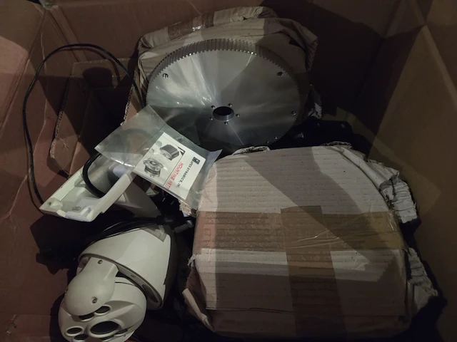 4 alu frames met groot lot led schermen - afbeelding 13 van  17