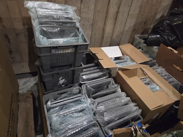 4 alu frames met groot lot led schermen - afbeelding 14 van  17