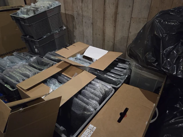 4 alu frames met groot lot led schermen - afbeelding 17 van  17