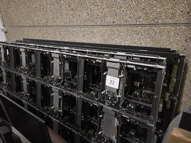 4 alu frames met groot lot led schermen - afbeelding 1 van  17