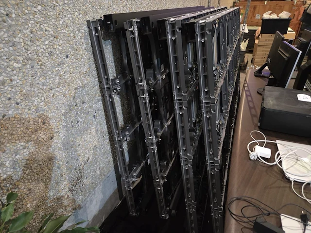 4 alu frames met groot lot led schermen - afbeelding 2 van  17