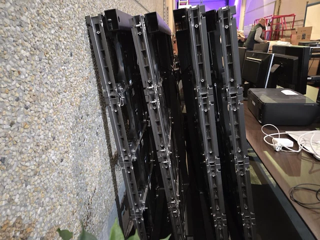 4 alu frames met groot lot led schermen - afbeelding 3 van  17
