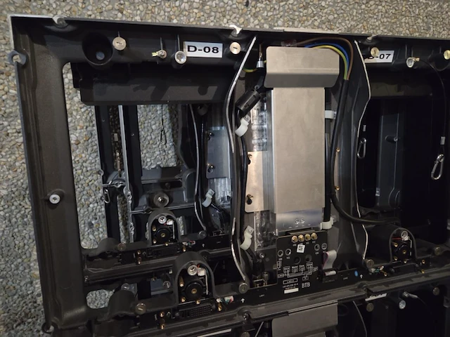 4 alu frames met groot lot led schermen - afbeelding 4 van  17