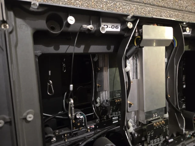 4 alu frames met groot lot led schermen - afbeelding 5 van  17