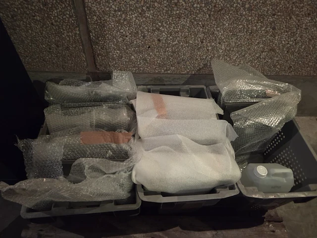 4 alu frames met groot lot led schermen - afbeelding 9 van  17