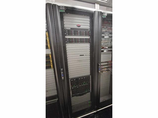 4 apc netshelter sx gen 2 racks – 48u netwerkopslag - afbeelding 4 van  11