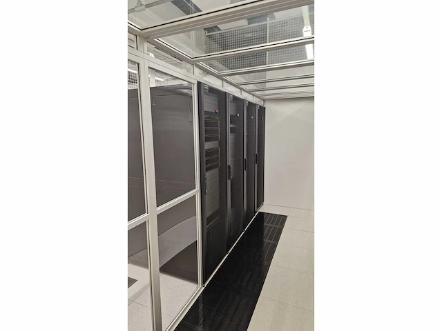 4 apc netshelter sx gen 2 racks – 48u netwerkopslag - afbeelding 6 van  11
