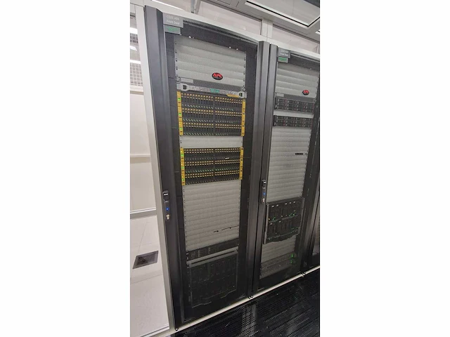 4 apc netshelter sx gen 2 racks – 48u netwerkopslag - afbeelding 10 van  11