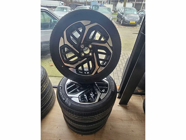 4 banden michelin met 17 inch velgen - afbeelding 6 van  13