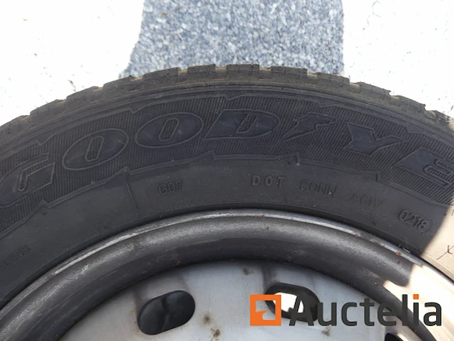 4 banden op velgen voor opel vivaro (zomer) goodyear 205/65r 16c 107/105t - afbeelding 1 van  9