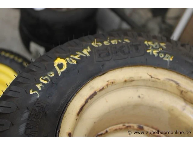 4 banden voor gebruik met john deere machines - afbeelding 2 van  2