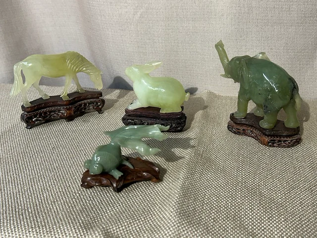 4 beeldjes van dieren in jade snijwerk - afbeelding 1 van  13