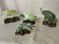 4 beeldjes van dieren in jade snijwerk - afbeelding 1 van  13