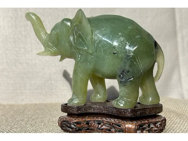 4 beeldjes van dieren in jade snijwerk - afbeelding 6 van  13