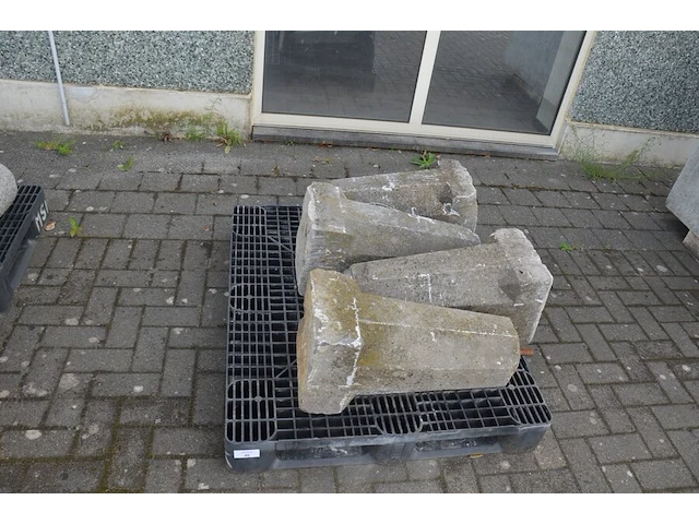 4 blauwe stenen palen ca. 80 cm (zonder pvc pallet) - afbeelding 1 van  5