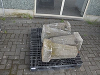 4 blauwe stenen palen ca. 80 cm (zonder pvc pallet) - afbeelding 1 van  5