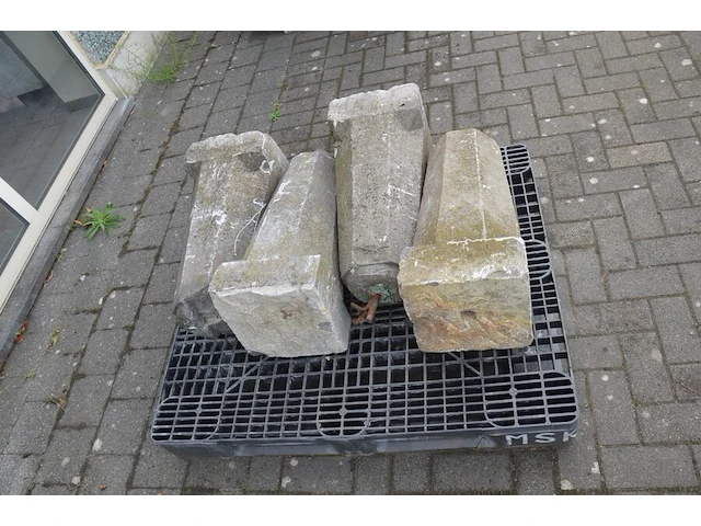 4 blauwe stenen palen ca. 80 cm (zonder pvc pallet) - afbeelding 2 van  5