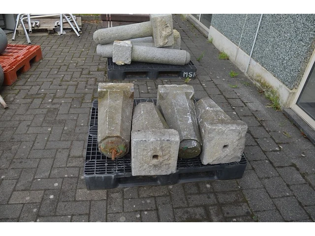 4 blauwe stenen palen ca. 80 cm (zonder pvc pallet) - afbeelding 3 van  5