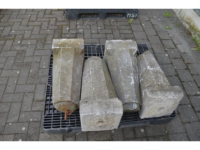 4 blauwe stenen palen ca. 80 cm (zonder pvc pallet) - afbeelding 4 van  5
